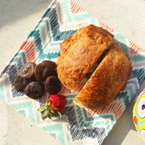 Chocolate croissant + #fruitbliss #deliciouslyjuicy apricots?! Yes, please!😋