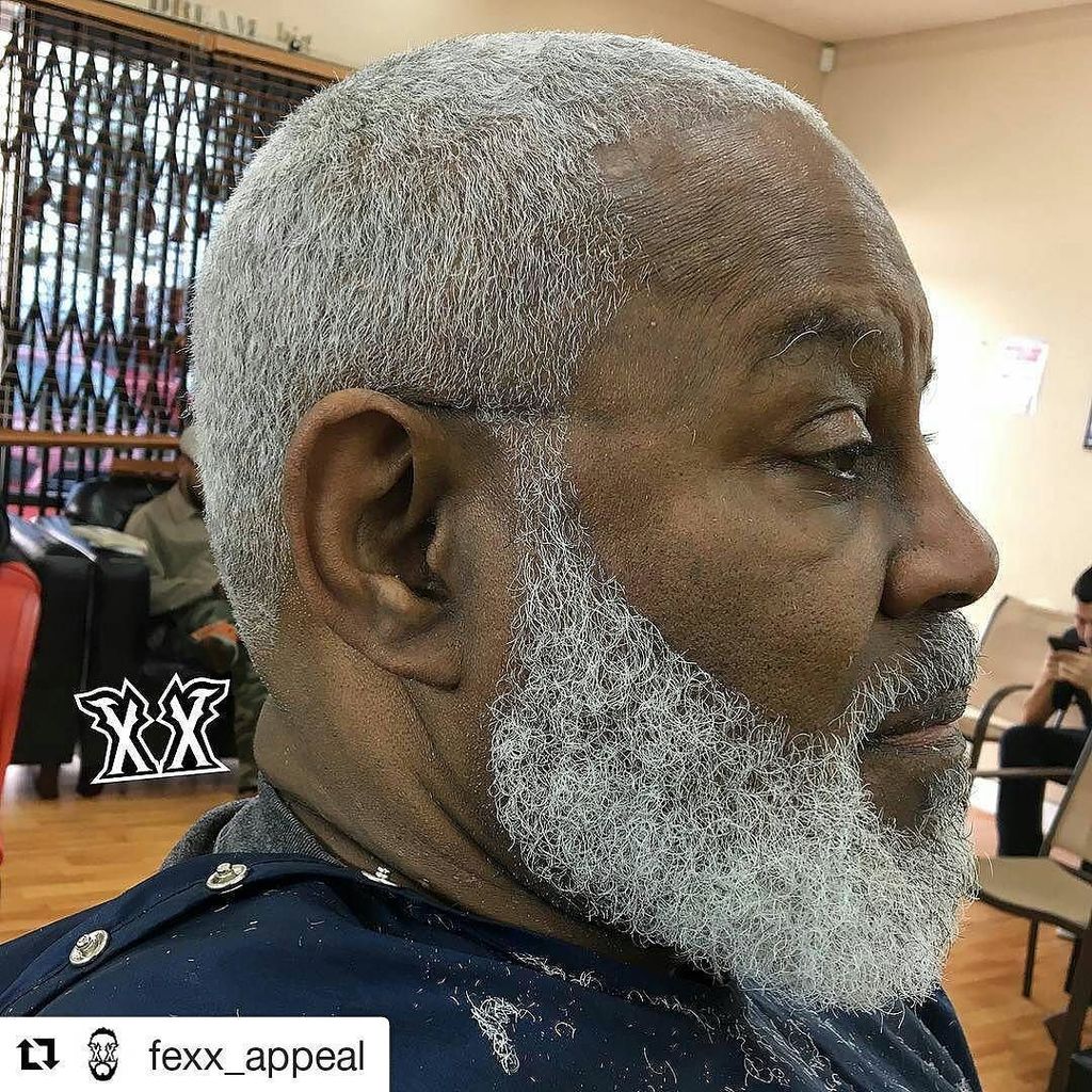 ProudGrayHair's tweet photo. Happy Thursday, Slayers! 💈#Barber #BarberLife #GrayHair #GrayBeard #Beard #Bearded #BeardG… https://t.co/gg5hvrj9i5 https://t.co/J9vX2rxoax