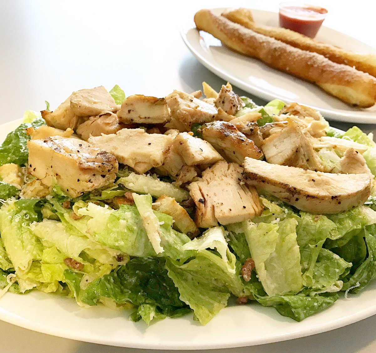 Option intéressante pour le dîner: Salade césar au poulet grillé et breadsticks maison 😋🍴<a href="/cuisine_pronto/">Cuisine Pronto MTL</a>