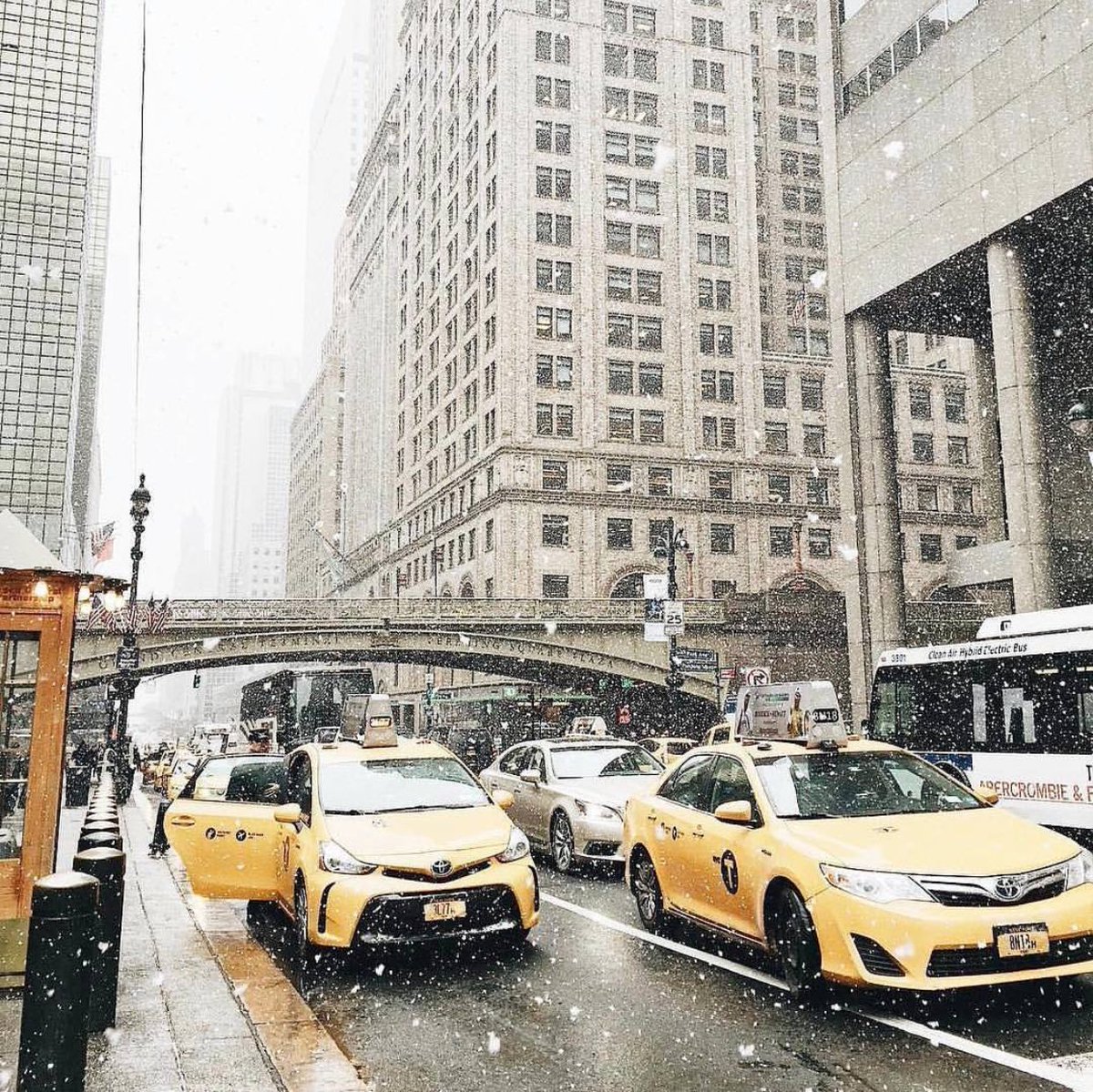 It's snowing! @newyork_instagram
Don't worry, we'll come to you! Take advantage of our free in-home consultations&amp;10% off $5000 this month!