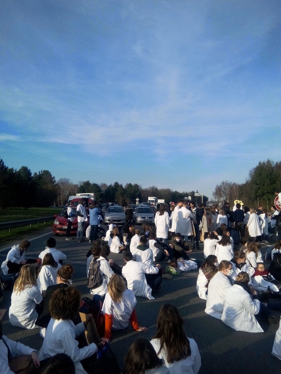 BiduleG's tweet photo. Bloquage du périph rennais, dentistes en colère #DENTger  @MarisolTouraine https://t.co/3upDp4h4wH