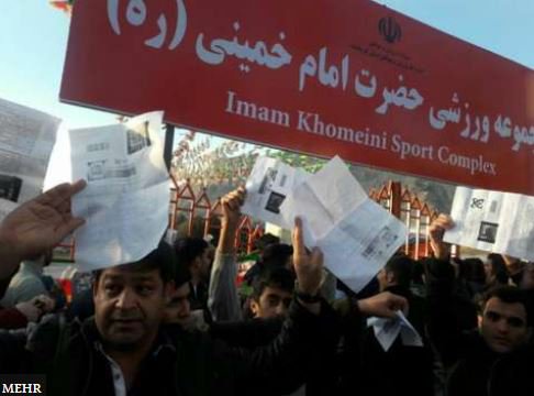 bbcpersian's tweet photo. اعتراض بلیت‌داران رقابت‌های کشتی جام جهانی کرمانشاه: پشت در ماندیم https://t.co/wNI3KFjTjq https://t.co/jDIOZq0Joe