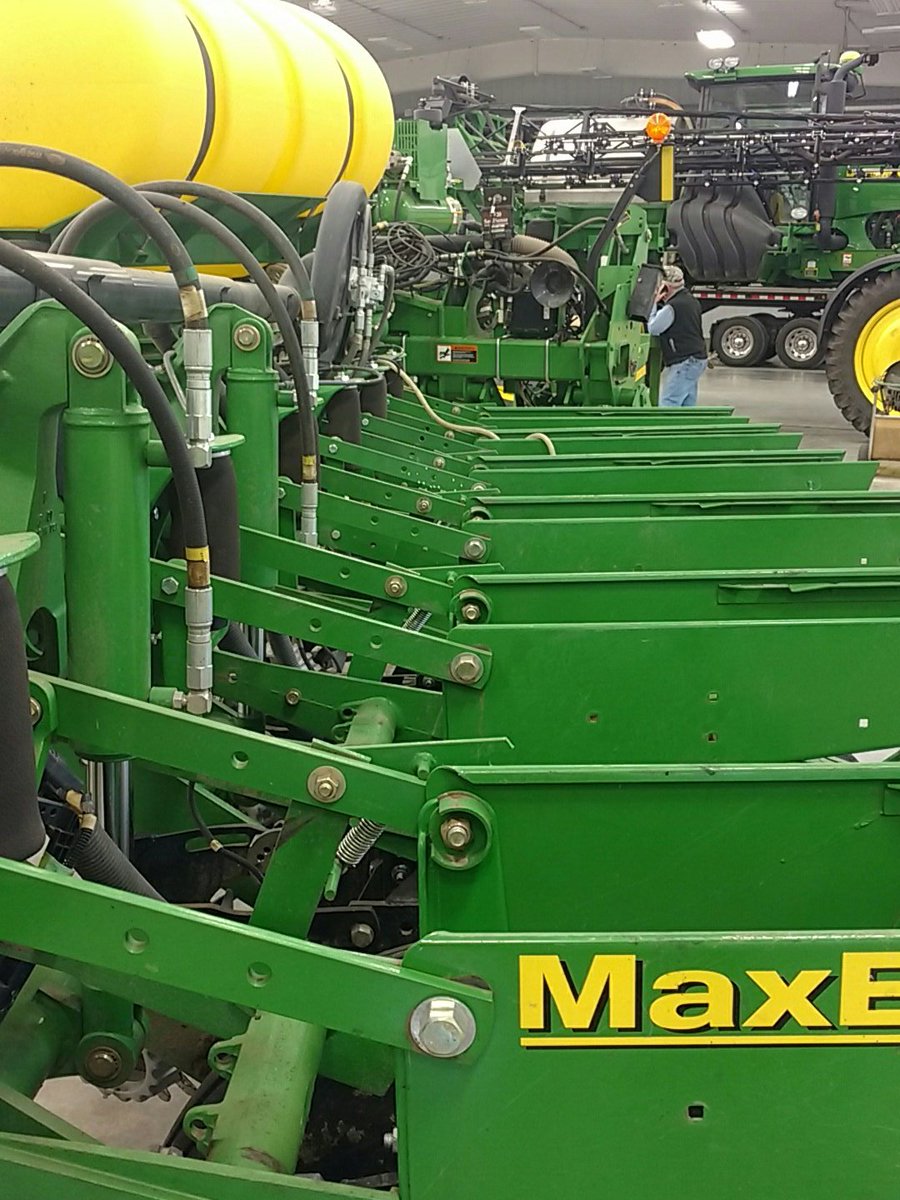 Coolhand_Luke75's tweet photo. Getting another planter ready for #plant17 with #vDrive #vDriveinsecticide #FurrowJet and #vApplyHD @precision_plant https://t.co/Iq5n1ng2Po