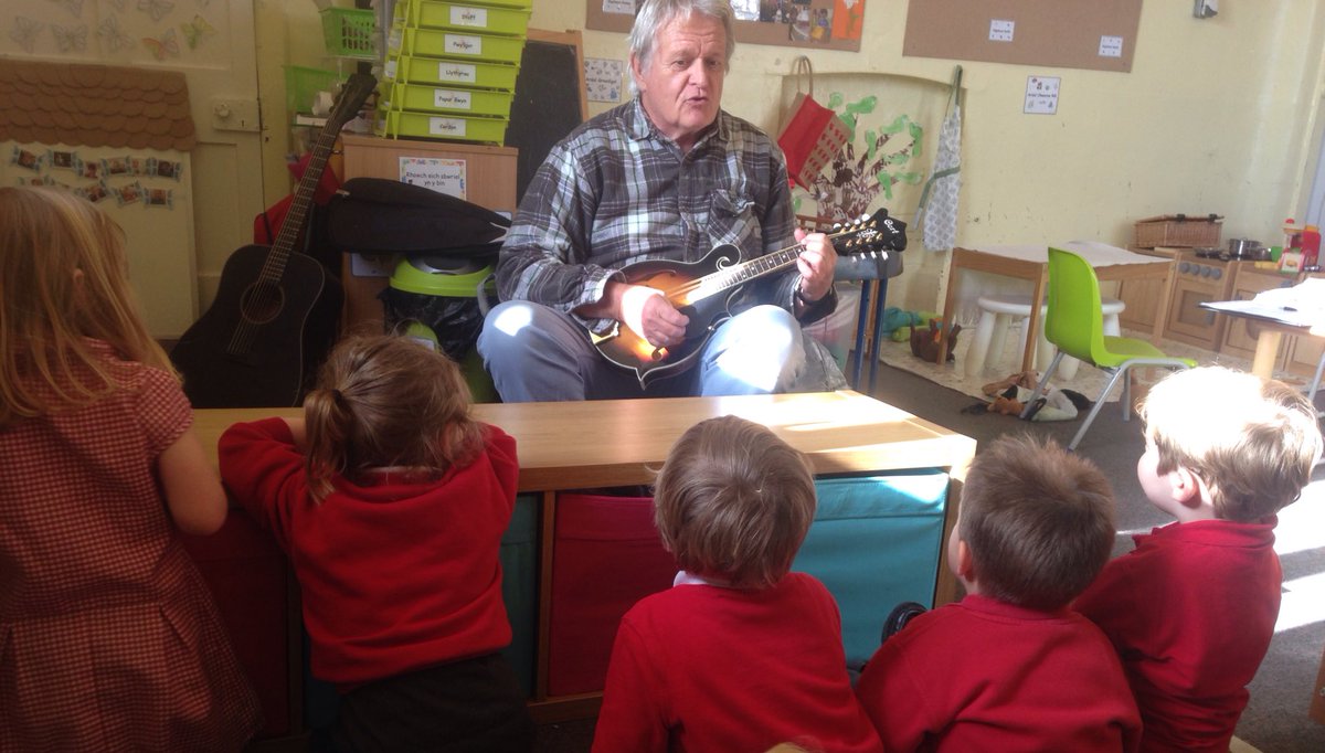 CylchMeithrinLF's tweet photo. A great session with our friend Bryn yesterday! 🎶 He brought in his mandolin and even let us have a turn! https://t.co/NJoKMKbbFa