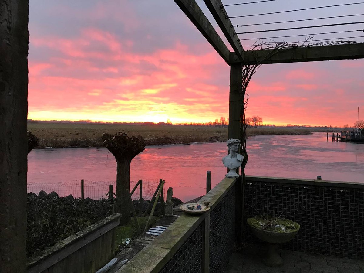 Water, natuur, ruimte, rust: alles komt samen in deze prachtige droomvilla aan het open vaarwater -> goo.gl/beKq3z #sneek