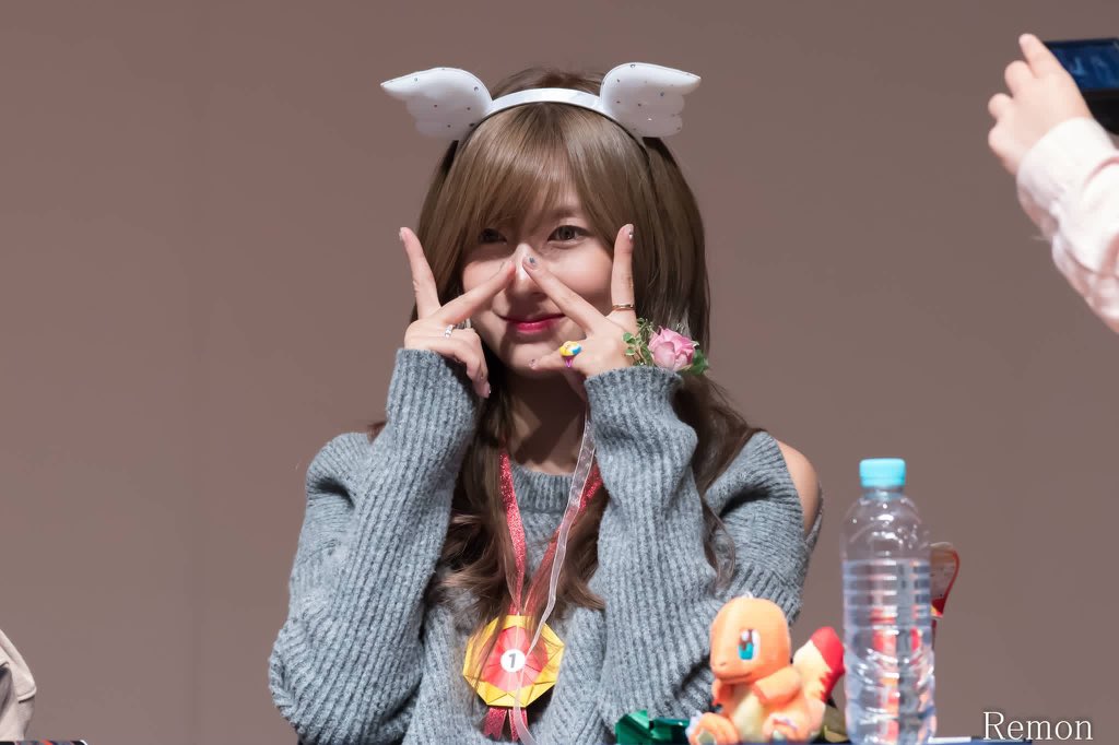 apinkhy96_'s tweet photo. Base! Thank you for being my last home😚 You're the best for meh! Pertahankan yaaa ke kompakkannya. Salam sama member yang lain😁🌺 https://t.co/VlKBRW2Esv