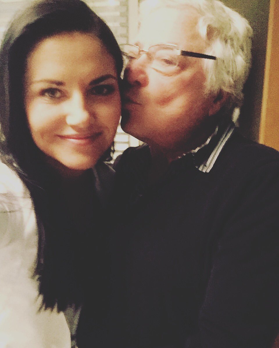 TheMeanChick's tweet image. 2nites episode is a big one for Eliza... directed by #jeannotszwarc 😘 #tbt #greysanatomy @greysabc #tgit #cloud9