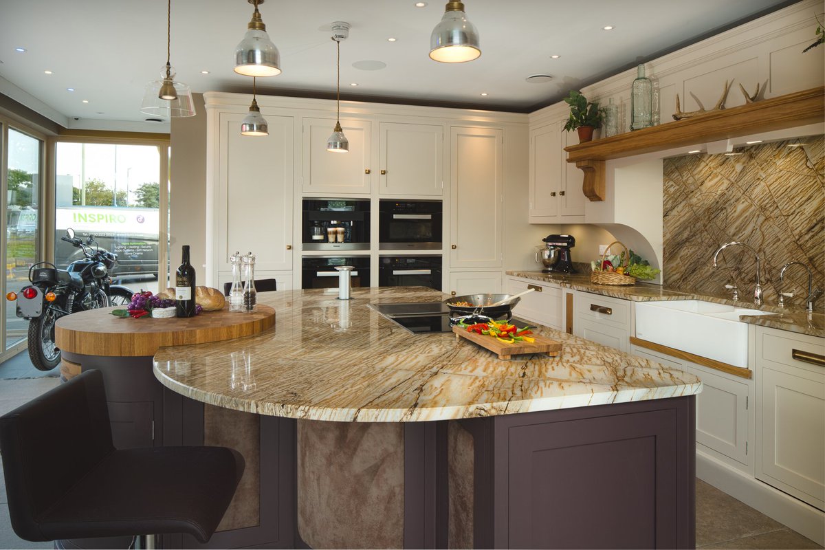 InspiroSmart's tweet image. @Loxone WW/RGBW spots,@OriginAcoustics  speakers, kitchen @CallumWalkerInt, blinds from @SilentGlissLtd . #liveinstall #smarthome #newbuild