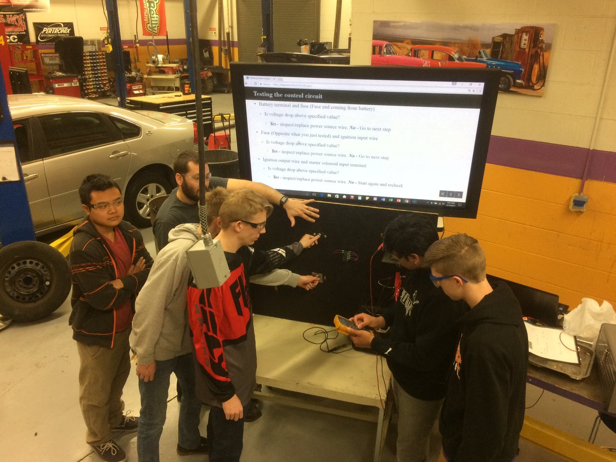 ShsAutomotive's tweet photo. 2nd year students, learning how to diagnose starter problems https://t.co/ckUR2srPcH