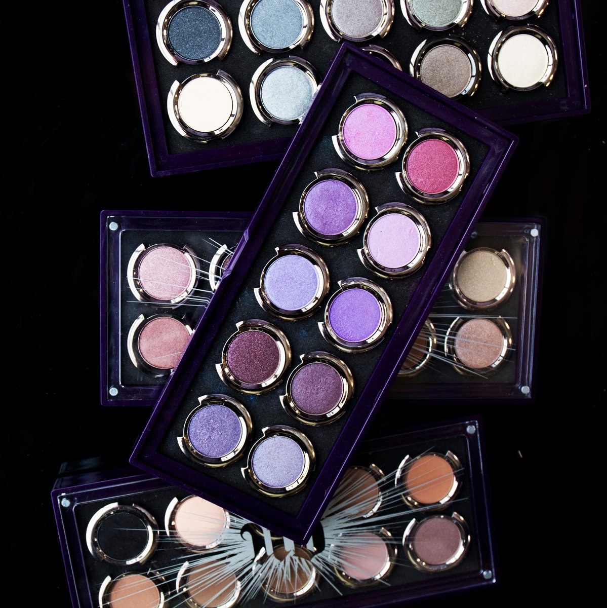UrbanDecay's tweet photo. You canβt pick your family, but you can pick your shades. #UDPRO #UrbanDecay https://t.co/4YSsCgl5B6