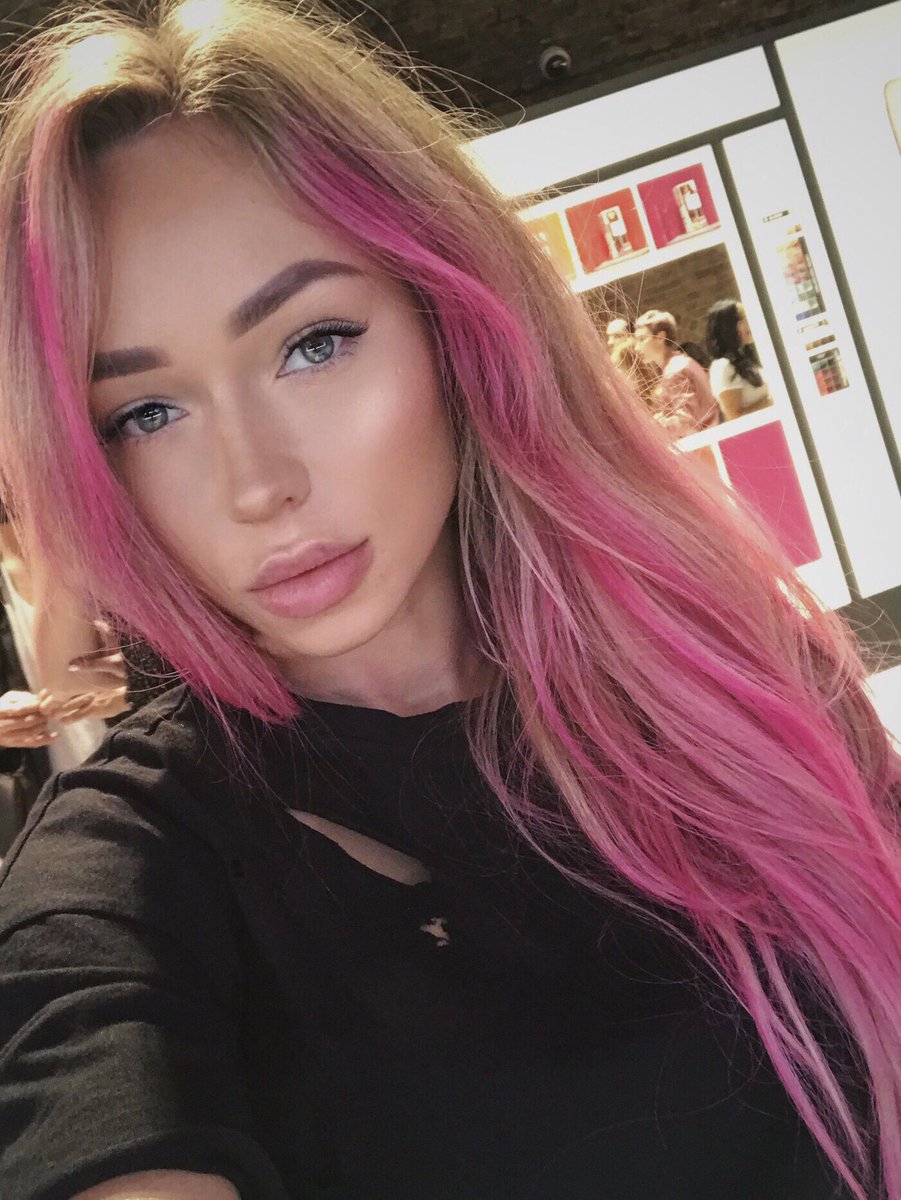 kampioen inkomen Jongleren L'Oréal Paris USA on Twitter: "Pink hair don't care 💕💁 @lizalash rocking  Pink #Colorista in London last night! #coloryourway  https://t.co/TtjcUhev9I" / Twitter