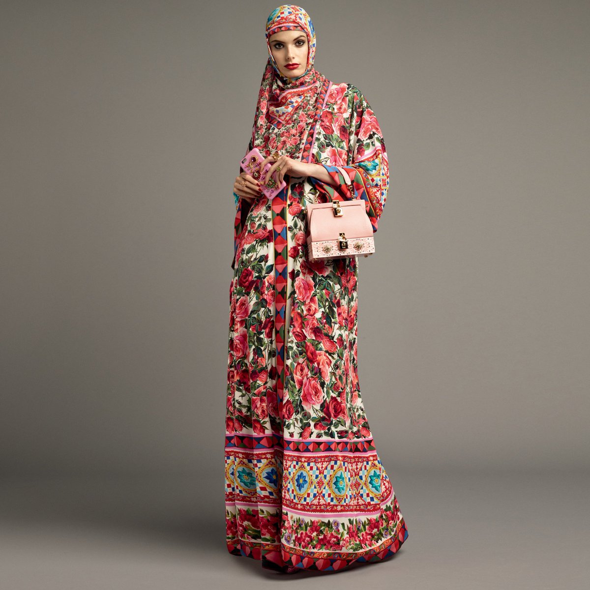 dolcegabbana's tweet photo. A hint of colour for a modest yet individual look with the #DGAbaya Collection. #Dgwomen #DGMambo https://t.co/d5r39U7H1c