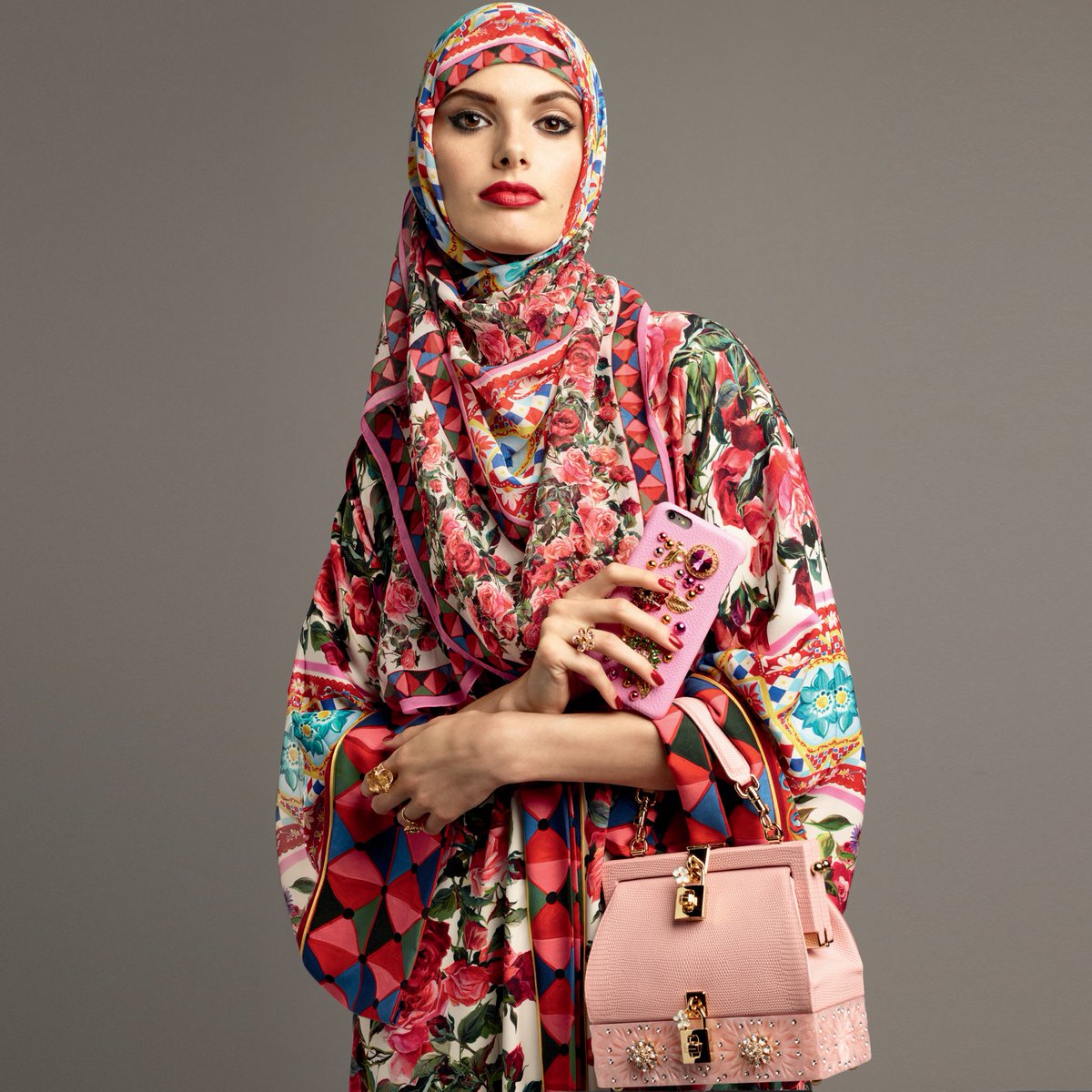 dolcegabbana's tweet photo. A hint of colour for a modest yet individual look with the #DGAbaya Collection. #Dgwomen #DGMambo https://t.co/d5r39U7H1c