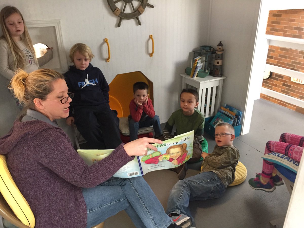 svtina96's tweet photo. @ChoirmamaBeth reads #firstpeastothetable book from @neagfoundation at #svnation to the @SVLarryGuy 1st graders  #readingrocks https://t.co/TZ9QApeMzU
