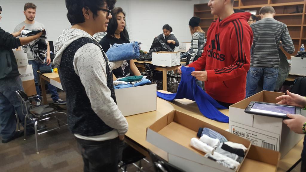 dmaya_1's tweet image. #EGHS_GSA sorting and folding donated clothes @ElkGrove_HS #EGVolunteers @District214 #MakinaDifference #GivingBack