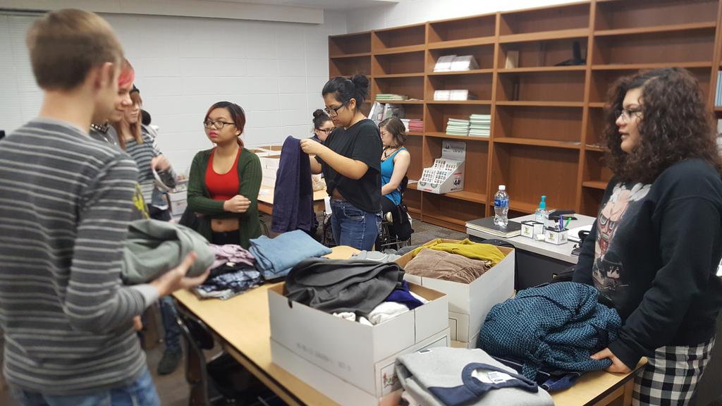 dmaya_1's tweet image. #EGHS_GSA sorting and folding donated clothes @ElkGrove_HS #EGVolunteers @District214 #MakinaDifference #GivingBack