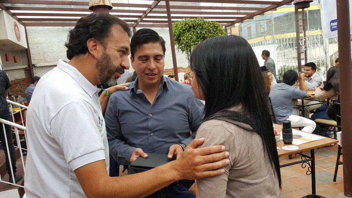 DistritoNorteQ1's tweet photo. Candidato @pabelml se reúne con jóvenes para dialogar sobre democracia y política 3.0 #PabelDialoga #QuitoLeninContigo. https://t.co/IlytONCGpR