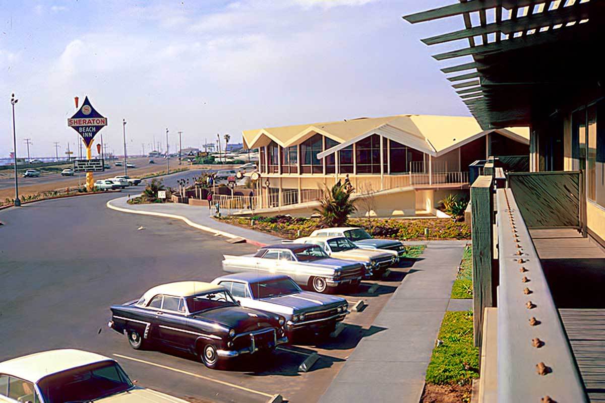 mainandpch's tweet photo. #ThrowbackThursday Huntington Beach Then &amp; Now: 1960s Retro Beach Inn https://t.co/MTaU2ToZAP https://t.co/ilgbaqyIzF