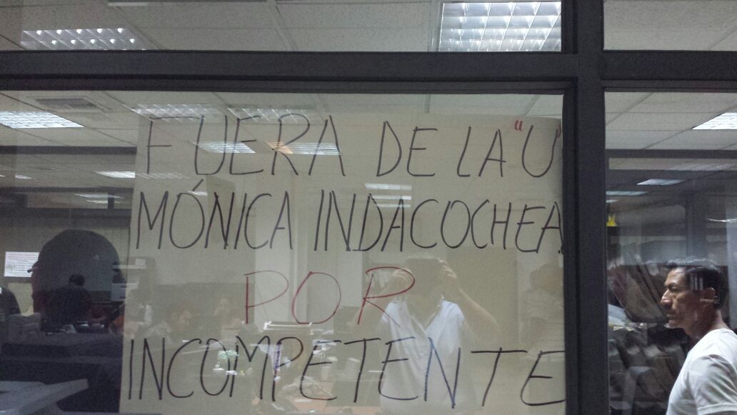 veneciamacias's tweet photo. Me lo pasaron... pero es lo que vive en la #UniversidadDe Guayaquil @JorgeGlas https://t.co/AZddFAIeqk