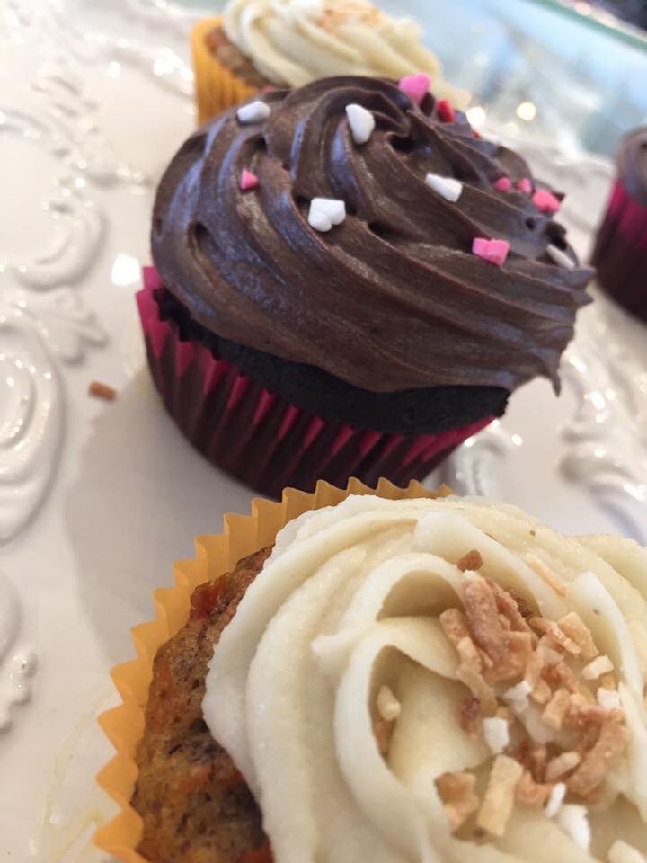 The Luke Skywalker and Darth Vader of #Vegan cupcakes!! Dark and chocolatey or light and creamy let the force guide you xx #getdtl #ldnont