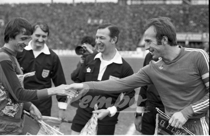 OldFootball11's tweet photo. Johan Cruyff (#FCBarcelona) and Kiril Ivkov (#FCLevski) shake hands in 1976. https://t.co/NEH6qhmZwP
