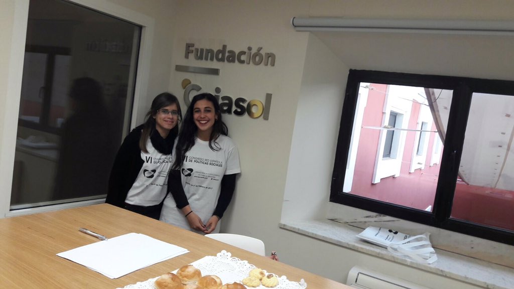 Reps2017's tweet photo. Gracias al equipo de alumnas y alumnos que están haciendo esto posible en #REPSSevilla2017 https://t.co/nbEW9fVxFd