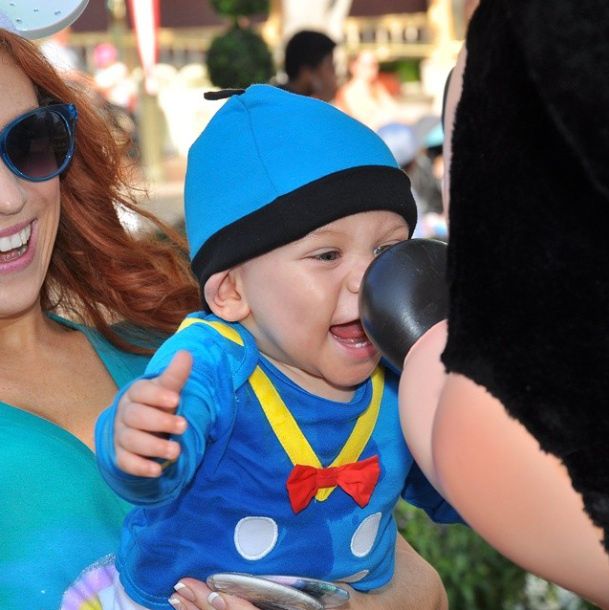 Wishing everyone a groovy Thursday from #Disneyland #California ￼🌞￼💕￼ buff.ly/2lXsJVo