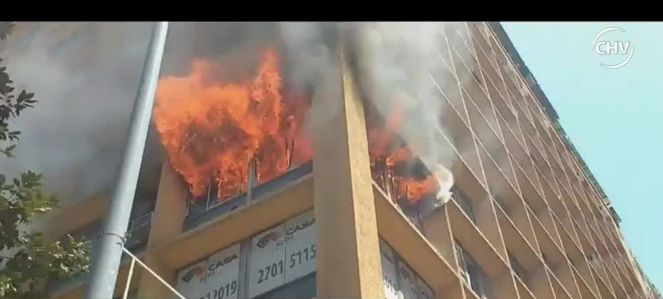 cazanoticiasCHV's tweet photo. Carabineros y bomberos ya se encuentra en el lugar: Incendio afecta a oficina en pleno centro de Santiago ► https://t.co/puqQwqvYLU https://t.co/jbucnNpb6Z