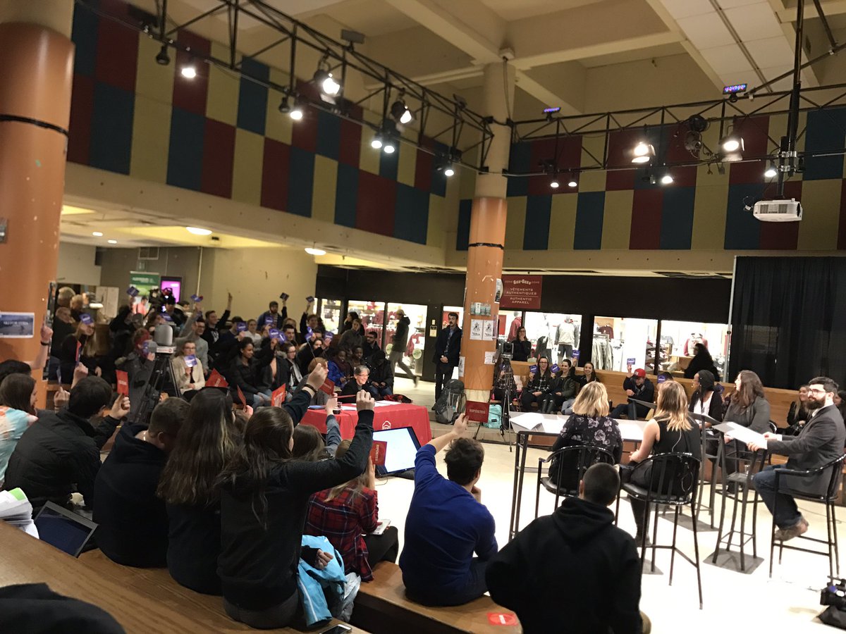 rangerjulie02's tweet image. Nos élèves de FRA3U @BdDesloges témoignent un débat télévisé @uOttawa #ripostes #bdfier