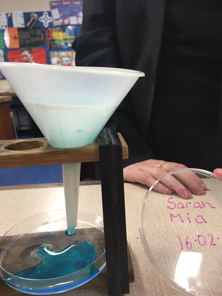 chemistryMHS's tweet image. S1 science! filtration of copper sulphate solution from excess copper carbonate. Now waiting for crystals to form.😊 #makingsalts