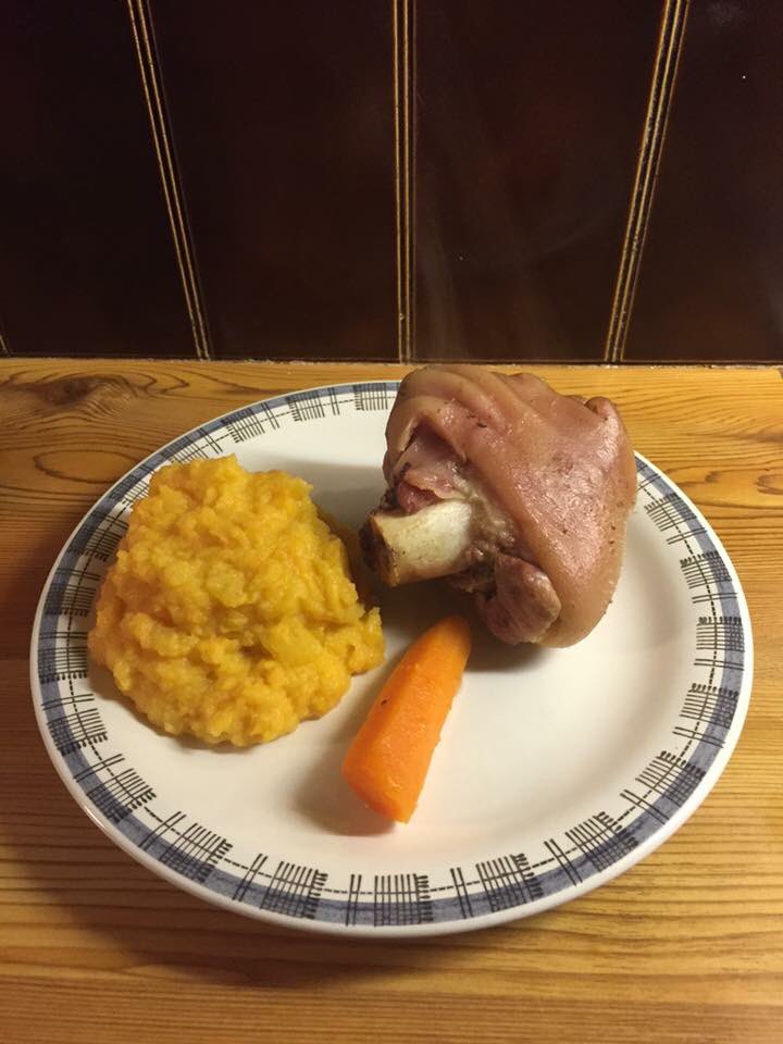 qskennel's tweet photo. @PrepperQ @Smygprepper @Marianycklar detta blev dagens mat. Rotmos och fläsklägg. #ätaeftersäsong #billigmat #svegan #rotmosfläsklägg https://t.co/HMNzCh05Wq