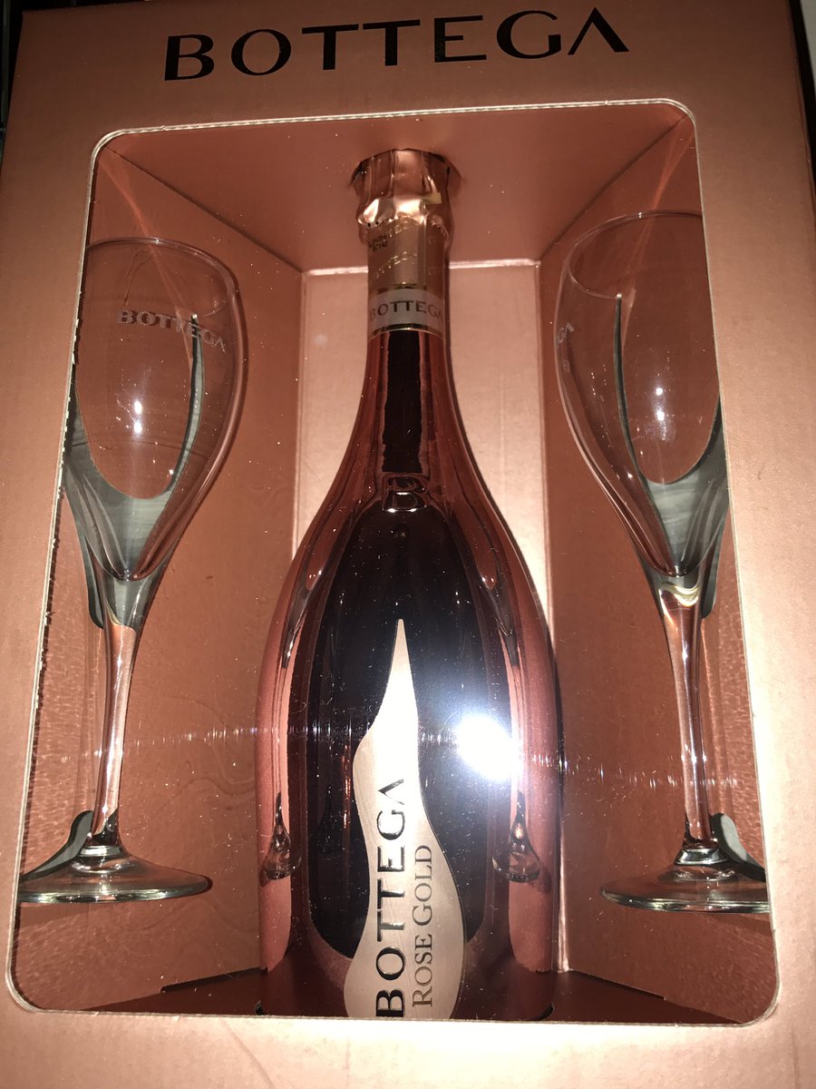 KarlieMissSept's tweet photo. @lukecarpenter6 - another box for the shelf 🙌🏻😂#bottega #rosegold x https://t.co/KUSiIfHqYp