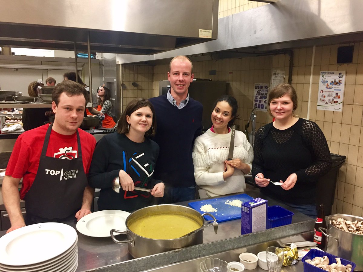 JMRProvLg's tweet photo. Équipe des @JeunesMR en cuisine ce soir pour le concours "Jeunes Chefs" des jeunesses politiques en Province de Liège. #JeunesMR https://t.co/qeEKXxbRw9