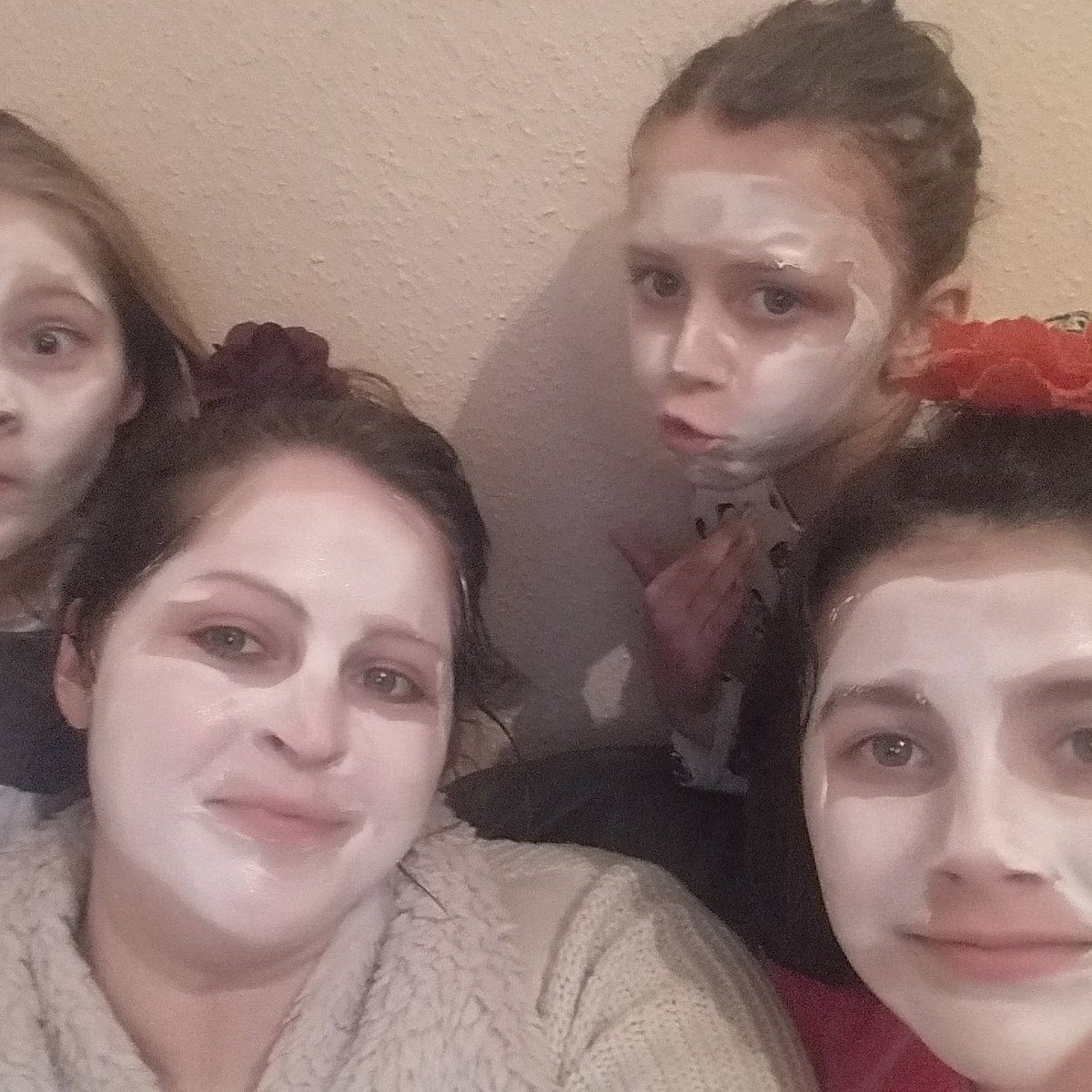 may_louiselou29's tweet photo. @MissKatiePrice #katiepricefacemask #girls #together https://t.co/yqzb6u3fj1