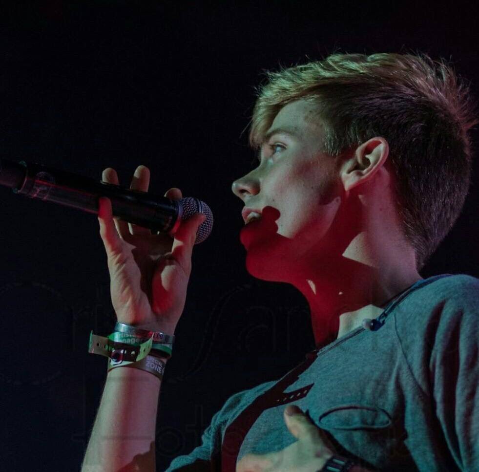 JoshGrayBR's tweet photo. [FOTO]: Nova atualização de perfil do Josh no Facebook. https://t.co/Y8RVLdWuCq