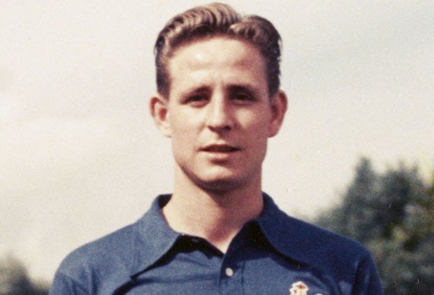 FFF's tweet photo. Hommage à Raymond Kopa qui est décédé ce matin. Le 1er Ballon d’or 🇫🇷 était considéré comme un des 3 plus grands joueurs de foot français. https://t.co/mNjMUSe9e3