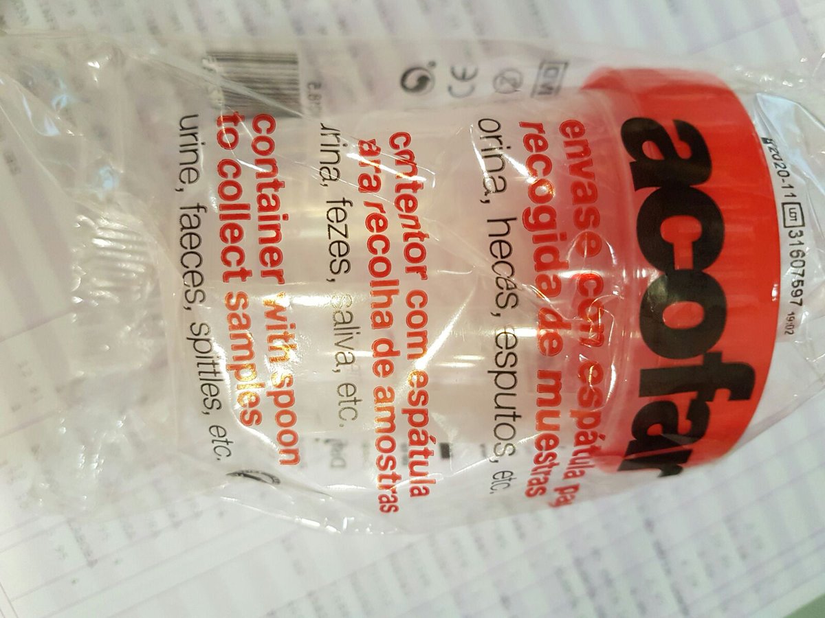 FarmaceuticaFF's tweet photo. ¿Qué os parece los botes de orina con espátula que vienen sin espátula? 😂😂😂 https://t.co/kSB0GszmIp