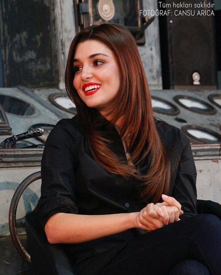 Ханде эрчел рыжий цвет. Ханде эрчел хаят узун. Ханде эрчел пластика. Хаят узун актриса. Актриса ханде эрчел.