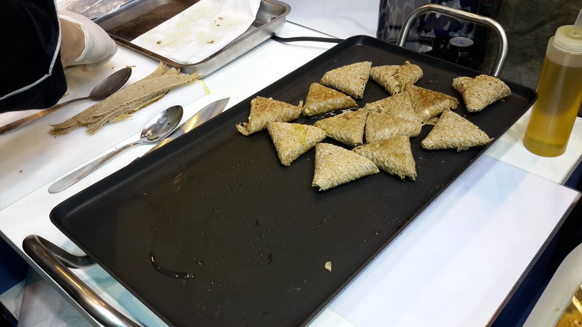 BleuBlancCoeur's tweet photo. [#SIA2017] 1ère dégustation de la journée sur le stand @BleuBlancCoeur à base de  galettes de blé noir BBC de Crêperie Jarnoux #BBCSIA2017 https://t.co/87wBWMbAOw