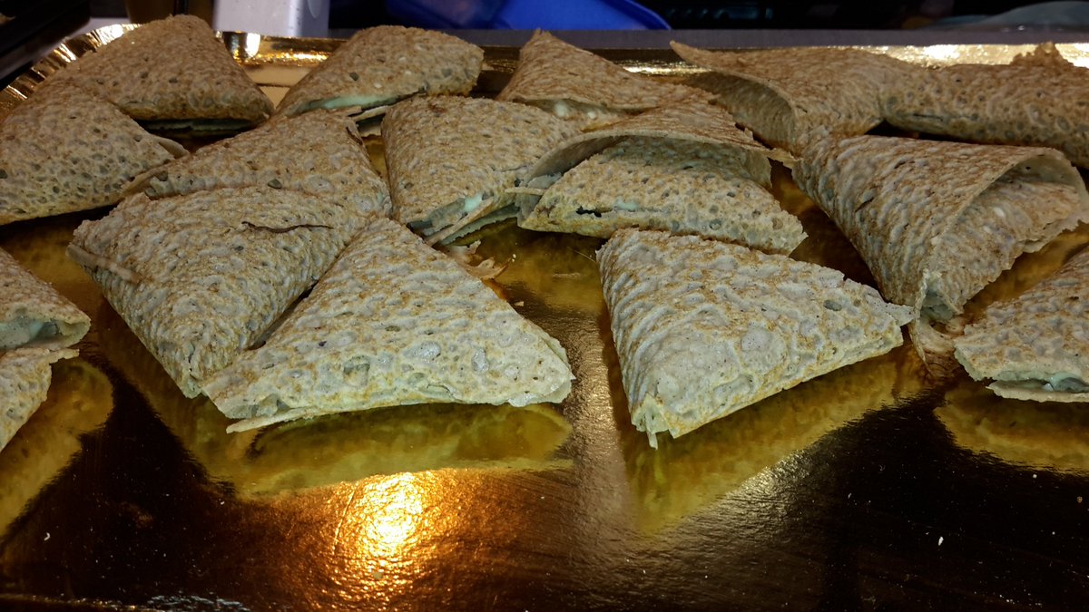BleuBlancCoeur's tweet photo. [#SIA2017] 1ère dégustation de la journée sur le stand @BleuBlancCoeur à base de  galettes de blé noir BBC de Crêperie Jarnoux #BBCSIA2017 https://t.co/87wBWMbAOw