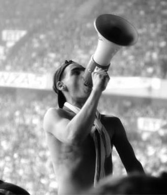 3 mars 1993, l'#OM joue contre le CSKA #Moscou à Berlin par un froid polaire (1-1), avec Depé torse nu! #HistoireOM (Images VG-Sauvan 89).