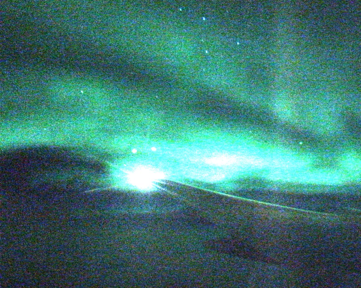 Aurora off our L wing @united #UA901 over Hudson Bay -- We are in a geomagnetic storm for a few hours (pics by Spotti and @RelayRaccoon)