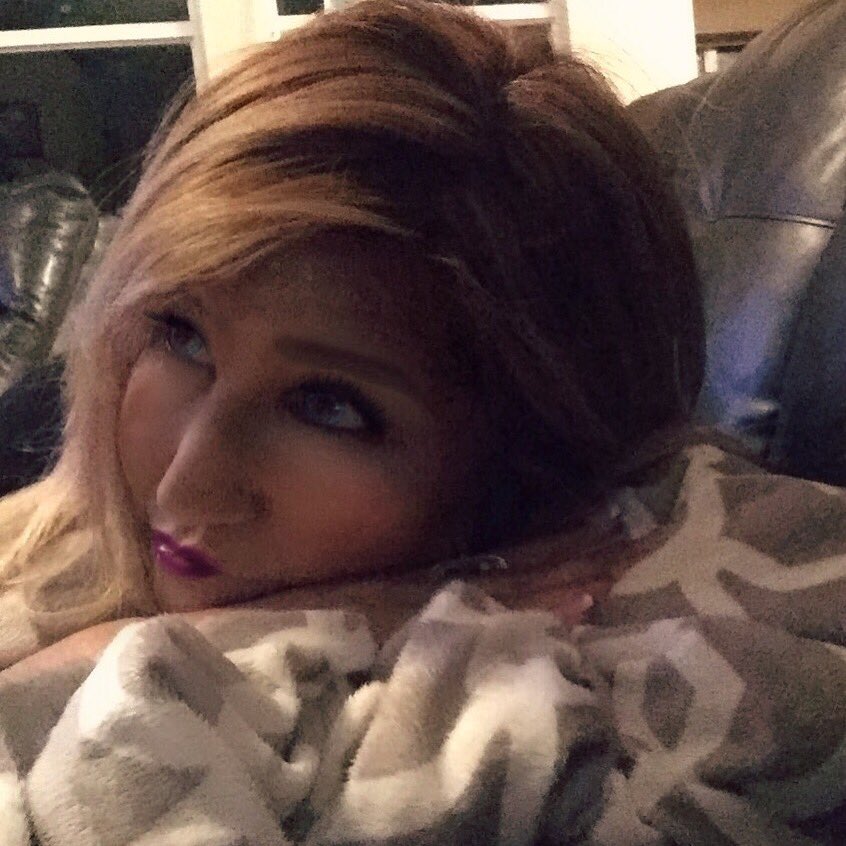 RobinRyanMusic's tweet image. Chillin on a rainy day watching tv. #rainyday #relaxing #fuzzyblanket #snugasabug #inspired