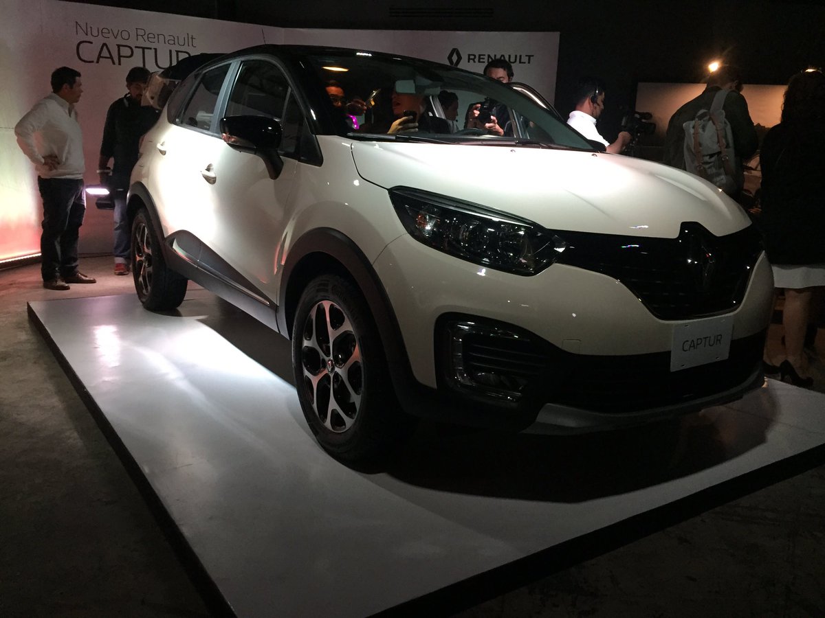 AutosyMas's tweet image. Lo prometido es deuda.  #RenaultCapture llega a México desde 299,900 a 354,900 pesos. Motor 2.0L de 133hp y 192 libras-pie. #OtraFormaDeSer