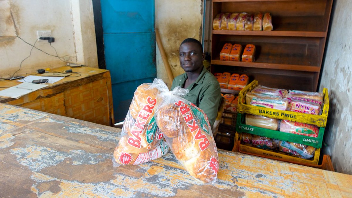 If you want to chat with people over a snack, bring 'Obama'- a big scone. Though the name is shifting to Trump now.#designresearch #Malawi