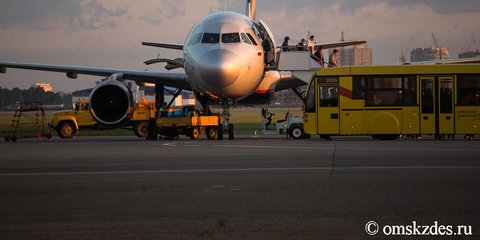 Полет на самолете омск. Омский аэропорт самолеты. Аэропорт Омск споттинг. Омск с самолета. Регулярные рейсы.