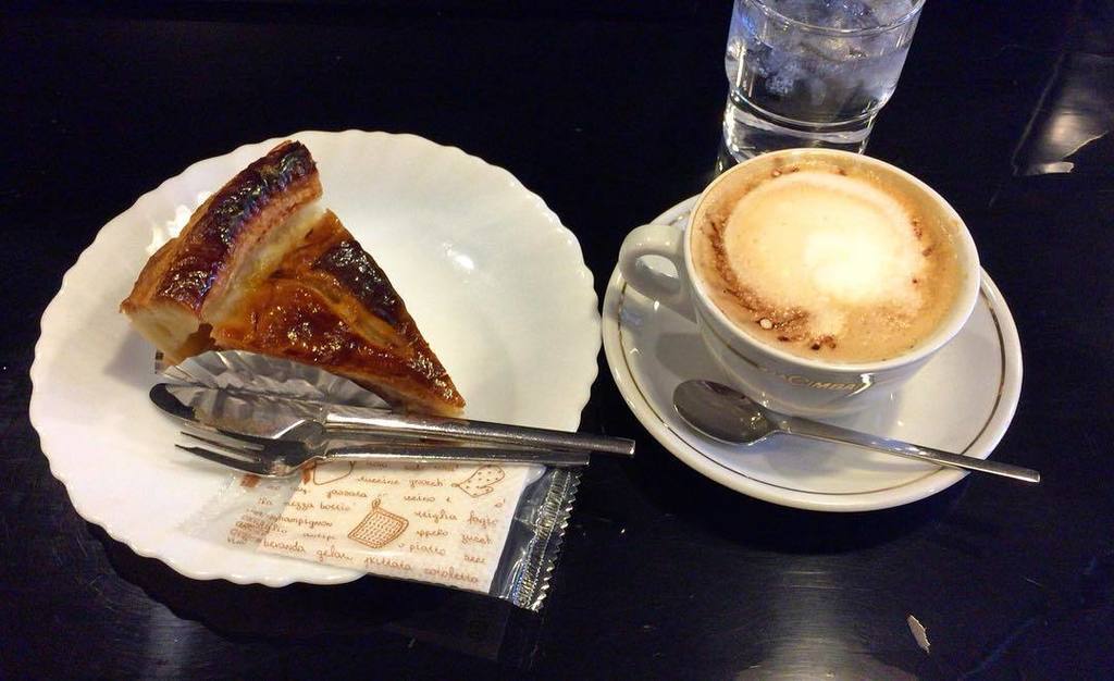 sthkzn's tweet photo. カプチーノ詩季
出かける前に一息。
カプチーノ屋さんでカプチーノをいただくなんて贅沢と思ってたら、一緒に頼んだアップルパイが最高でした。
#カプチーノ詩季 #盛岡 #cappucc… https://t.co/qgA8pehibE https://t.co/DrFpVYt763