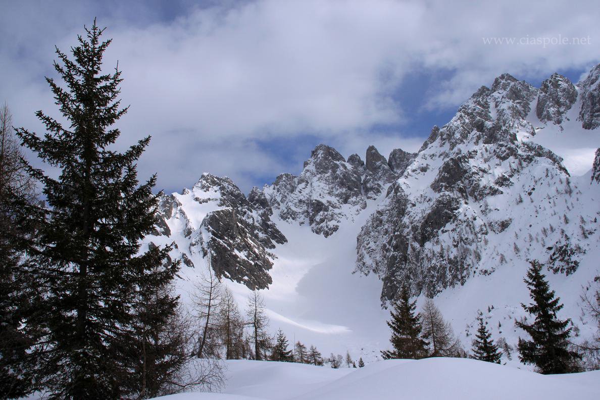 ciaspolenet's tweet photo. passo #Campelli, nelle cosiddette #Dolomiti della val di #Scalve https://t.co/mhvYriyNSS @Orobiando @webecodibergamo https://t.co/g0DYaenrla