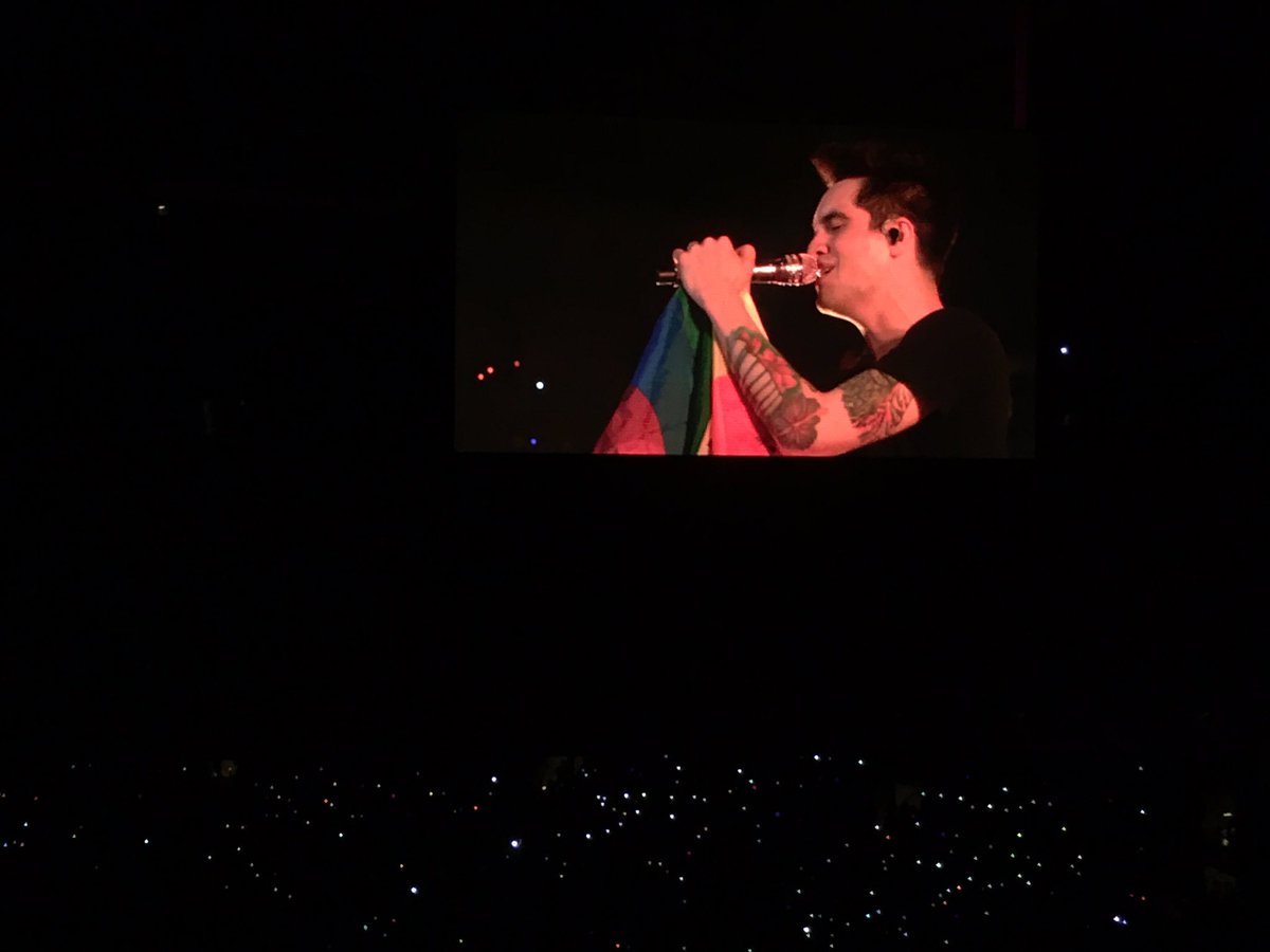 biancatoscano9's tweet photo. AMAZING CONCERT @PanicAtTheDisco @brendonurie Thanks @955PLJ @thegarden https://t.co/WmxrSywYDO