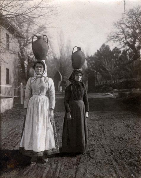 InasaRoma's tweet photo. Costumi e scene di #vita contadina italiana:
#Sardegna, portatrici d'acqua. (fine XIX sec.)
Fototeca INASA.

#FestaDellaDonna #photography https://t.co/NJUoAFkWa5